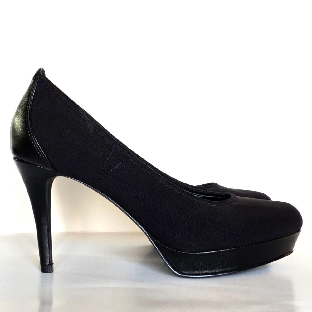 Tahari Women's Black Courts size 7.5